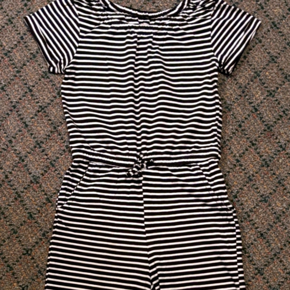 Old Navy short sleeved romper pants sz 6/7 girls